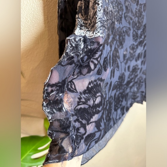 SOLD- 4 Love & Liberty burnout velvet purple blouse Size Sm - Picture 3 of 4